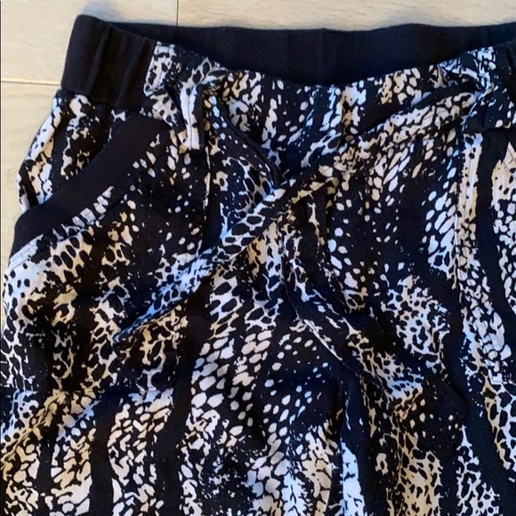 Bar III Black & White Capris Shorts Medium Pockets - Picture 2 of 8